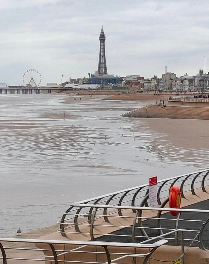 By The Seaside Bed & Breakfast Blackpool Luaran gambar